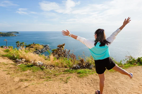 Woman looking ocean views and expressions of joy — Zdjęcie stockowe