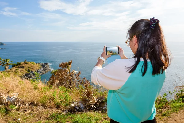 Женщина фотографирует со смартфона — стоковое фото