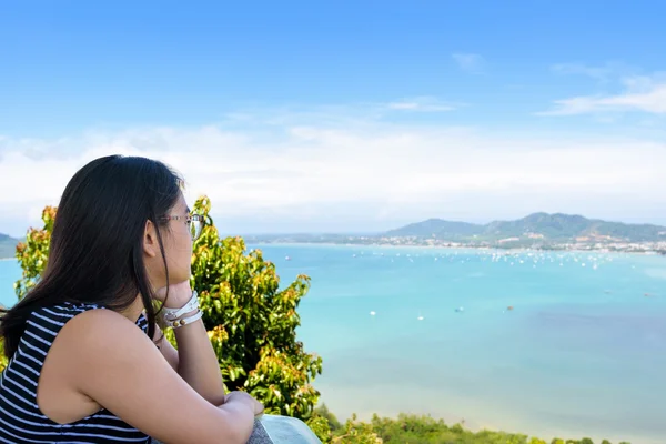 Femmes touriste regardant la mer à Phuket, Thaïlande — Photo
