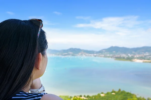 Femme touriste regardant l'océan à Phuket, Thaïlande — Photo