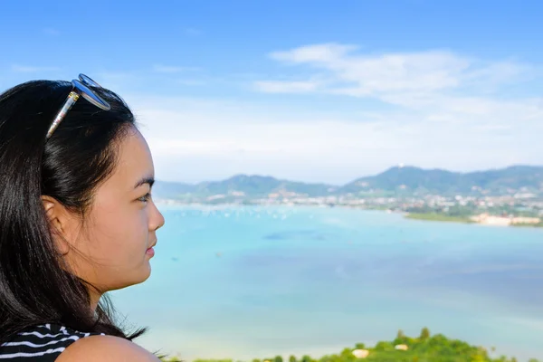 Femmes touriste regardant la mer à Phuket, Thaïlande — Photo