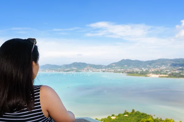 Femme touriste regardant l'océan à Phuket, Thaïlande — Photo