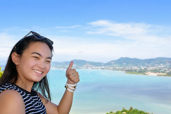 Žena turistické zvednutí palce chválu krásné moře v Phuket, Thajsko — Stock fotografie