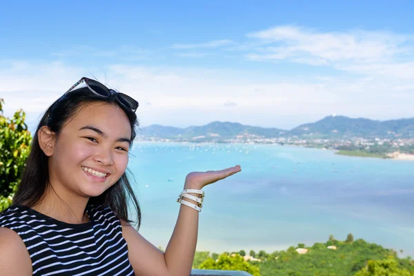 Turismo femminile invitante per vedere del mare a Phuket, Thailandia — Foto Stock