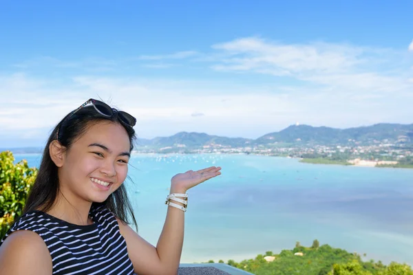 Turismo femminile che invita a vedere il mare nella provincia di Phuket, Thailandia — Foto Stock