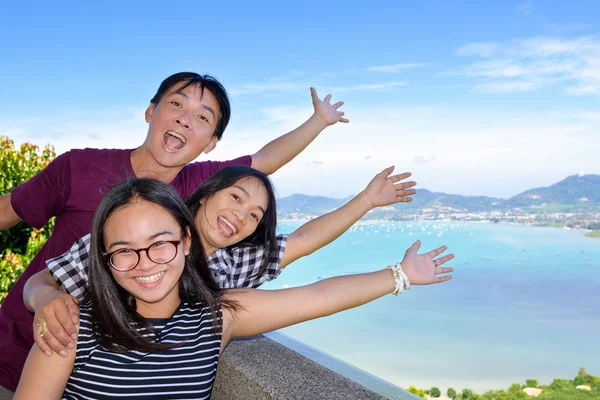 Famille de touristes invitant à voir la mer à Phuket, Thaïlande — Photo