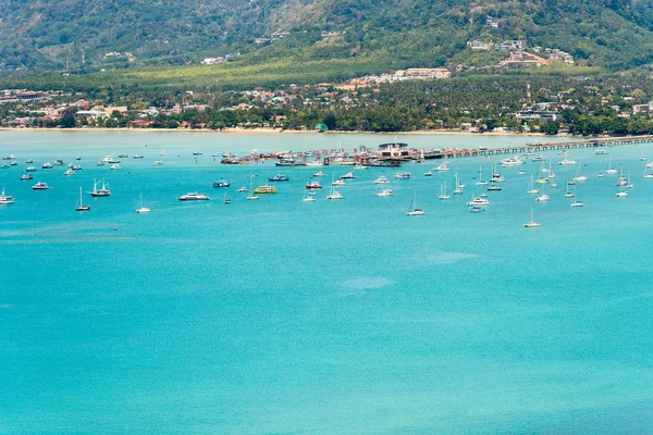 俯瞰大海和旅游码头船在普吉岛，泰国 — 图库照片