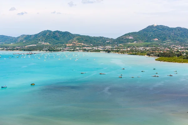 Zobrazit moře a molo pro cestování lodí v ostrově Phuket, Thajsko — Stock fotografie