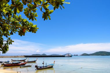 Denize yakın Laem Panwa Phuket, Tayland pelerinle iskelede Köprüsü