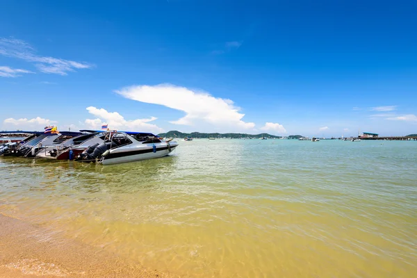 Strand Hafengebiet an der ao chalong Bucht in Phuket, Thailand — Stockfoto