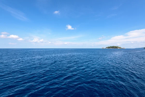 Liten ö och blått hav på Mu Koh Similan — Stockfoto