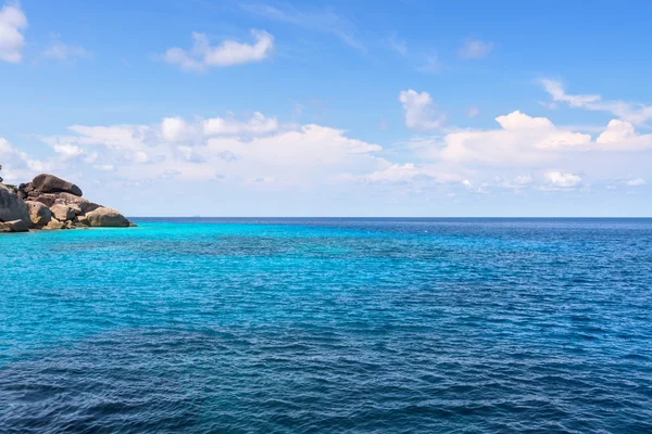 Malý ostrov a modré moře na Mu Koh Similan — Stock fotografie