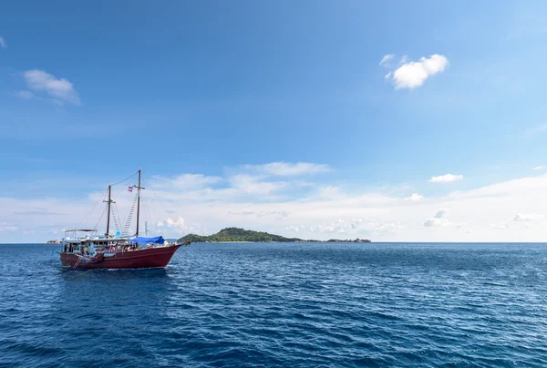 การเดินทางทางทะเลโดยเรือที่เกาะสิมิลัน ประเทศไทย — ภาพถ่ายสต็อก