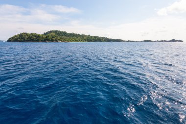 Mavi gökyüzü ve denizin Koh Miang Tayland at