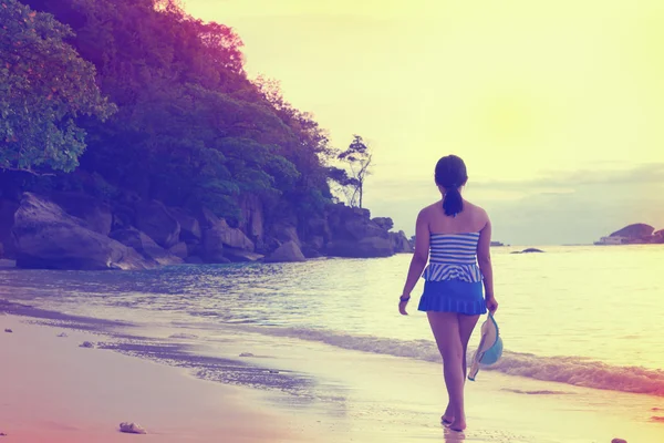 Turystyczny dziewczyna spaceru na plaży styl vintage — Zdjęcie stockowe