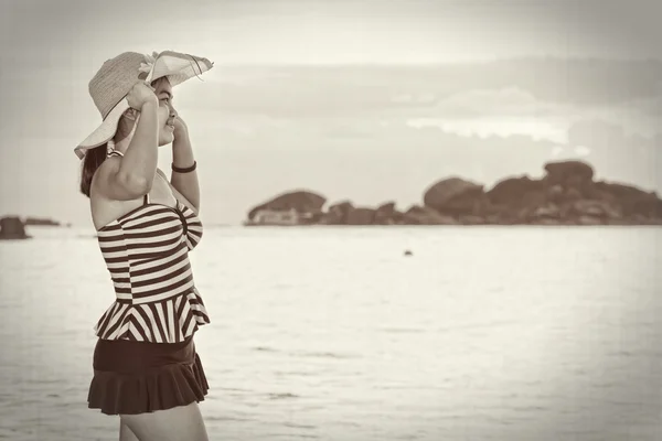 Черно-белый оттенок девушки на пляже — стоковое фото