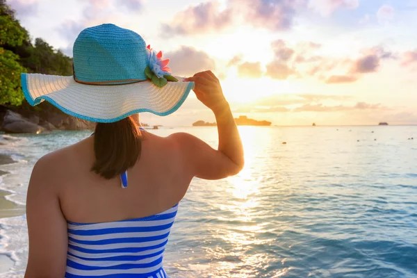 Dziewczyny na plaży w sunrise — Zdjęcie stockowe