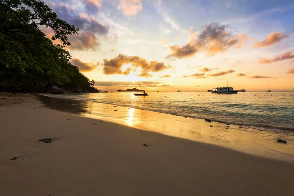 Goldenes Licht am Himmel über dem Meer — Stockfoto