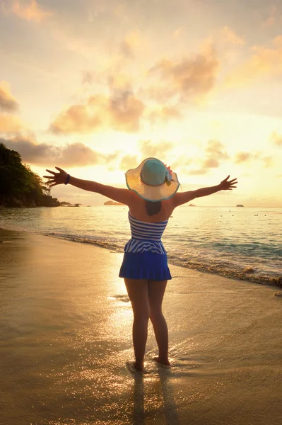 Gelukkig meisje op het strand bij zonsopgang Rechtenvrije Stockafbeeldingen