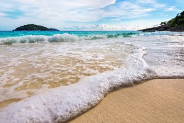 Plaj ve dalgalar Tayland Similan Milli Parkı