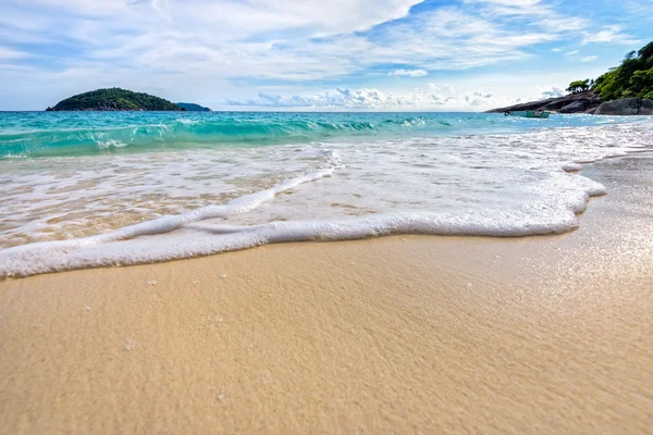 Spiaggia e onde al Similan National Park in Thailandia — Foto Stock