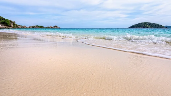 Plaża i fale na Similan National Park w Tajlandii — Zdjęcie stockowe