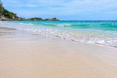 Plaj ve dalgalar Tayland Similan Milli Parkı