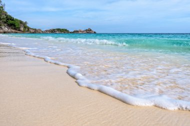 Plaj ve dalgalar Tayland Similan Milli Parkı
