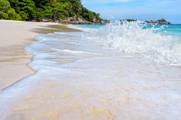 Praia e ondas no Similan National Park na Tailândia — Fotografia de Stock