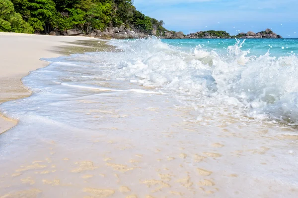 Plaża i fale na Similan National Park w Tajlandii — Zdjęcie stockowe