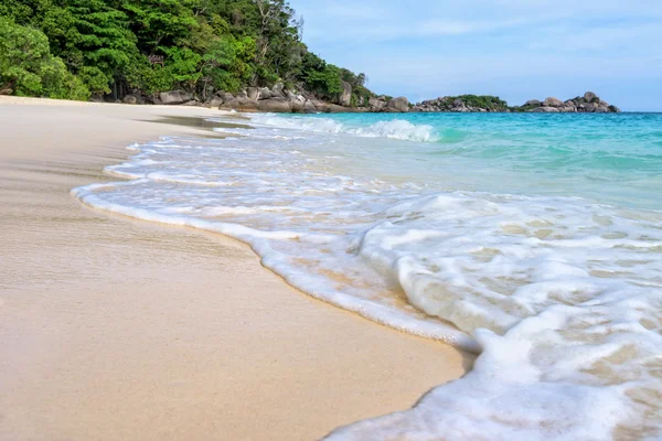 海滩和波在泰国的美兰国家公园 — 图库照片
