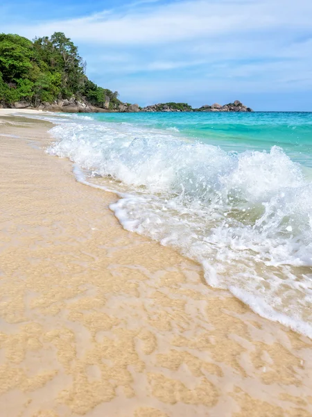 Praia e ondas no Similan National Park na Tailândia — Fotografia de Stock