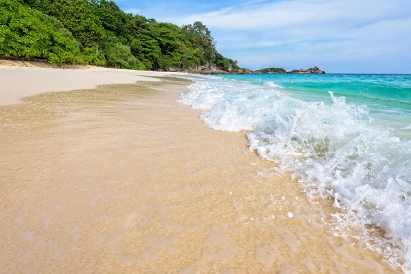 Пляж і хвилі Сіміланскіе Національний парк в Таїланді — стокове фото