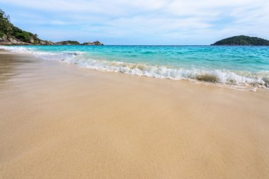 Plaj ve dalgalar Tayland Similan Milli Parkı