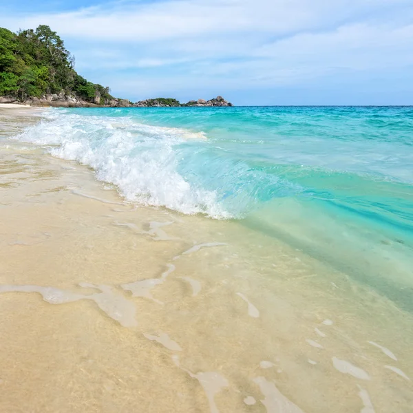 Praia e ondas no Similan National Park na Tailândia — Fotografia de Stock