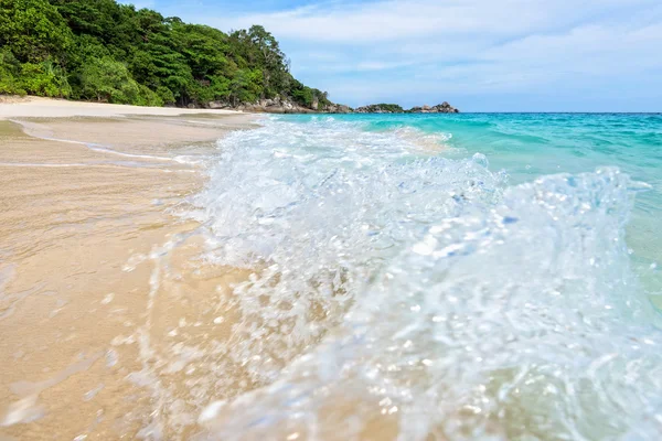 Plaża i fale na Similan National Park w Tajlandii — Zdjęcie stockowe