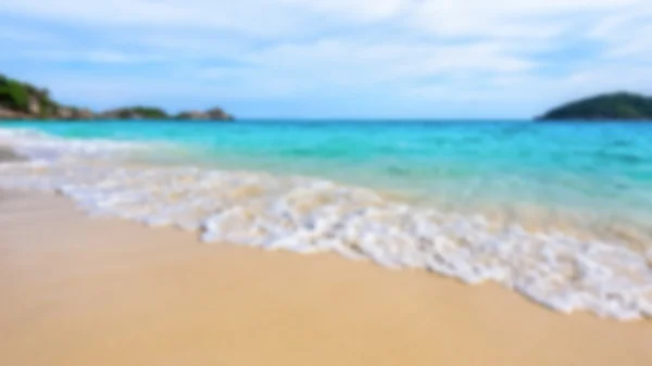 Mar desfocado e praia na ilha Similan, Tailândia — Fotografia de Stock