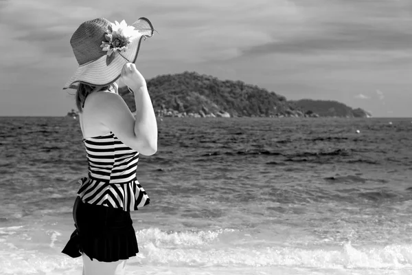 Ragazza in bianco e nero sulla spiaggia in Thailandia — Foto Stock