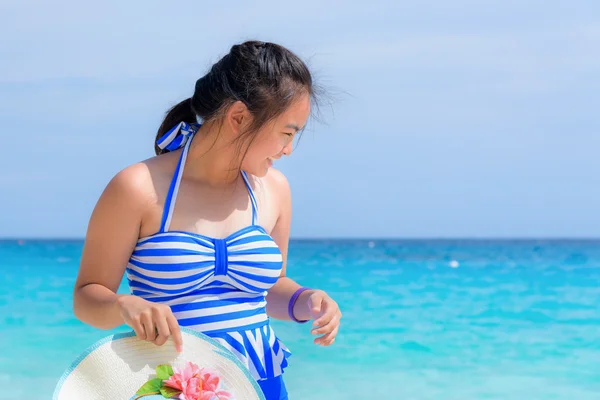 Дівчина на пляжі в Таїланді — стокове фото