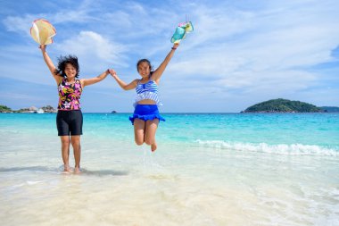 Anne ve kız mutlu plaj