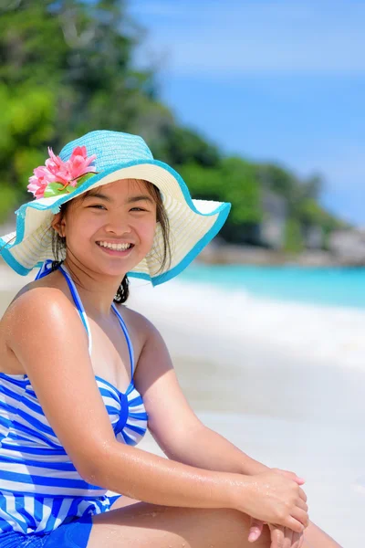 Šťastná dívka na pláži v Thajsku — Stock fotografie