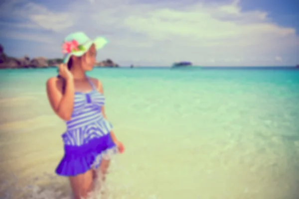 Розмитий вінтажний для фонової жінки на пляжі — стокове фото