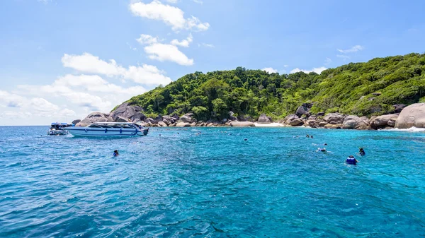 Tourists snorkeling at the Similan Islands in Thailand — Stock Photo, Image