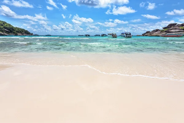 Praia e mar das Ilhas Similares na Tailândia — Fotografia de Stock