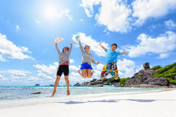 Mutlu aile Beach Tayland atlama