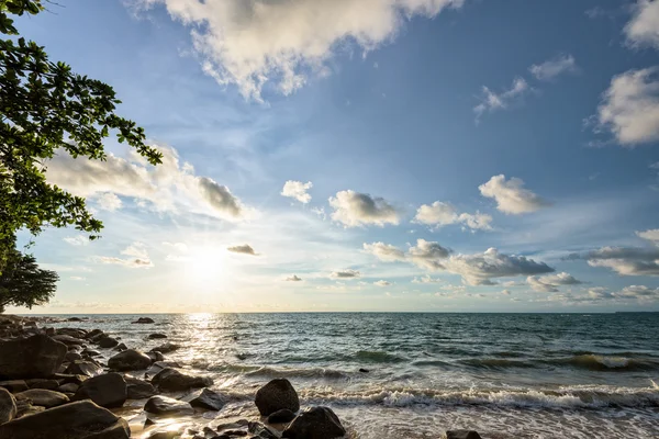 Puesta de sol en la playa de Tailandia —  Fotos de Stock