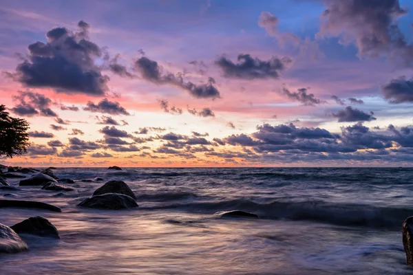 Západ slunce na pláži v Thajsku — Stock fotografie