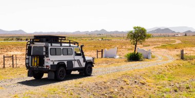 Karoo, Güney Afrika - 17 Mart 2019: Eski Land Rover Defender Güney Afrika kırsalında ulusal bir otoyolun yanında park etti