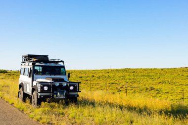 Karoo, Güney Afrika - 17 Mart 2019: Eski Land Rover Defender Güney Afrika kırsalında ulusal bir otoyolun yanında park etti