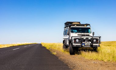 Karoo, Güney Afrika - 17 Mart 2019: Eski Land Rover Defender Güney Afrika kırsalında ulusal bir otoyolun yanında park etti